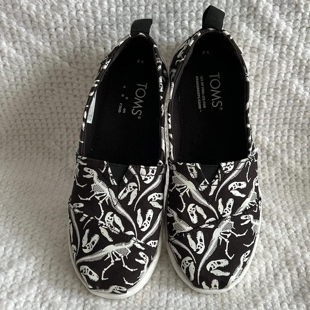 TOMS glow in the dark YOUTH dinosaur shoes Y2